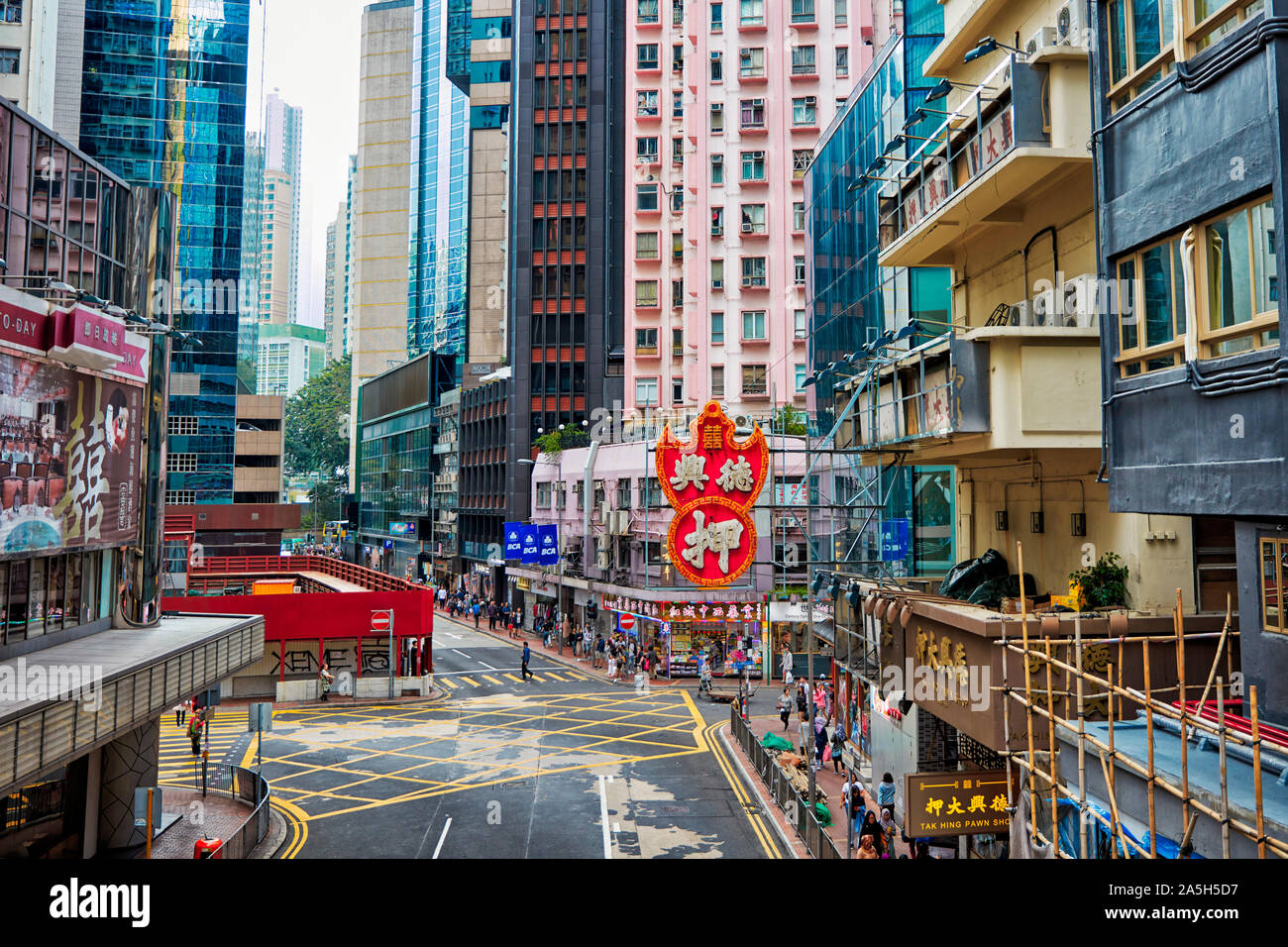 Vista in elevazione di Pennington street. La Causeway Bay di Hong Kong, Cina. Foto Stock