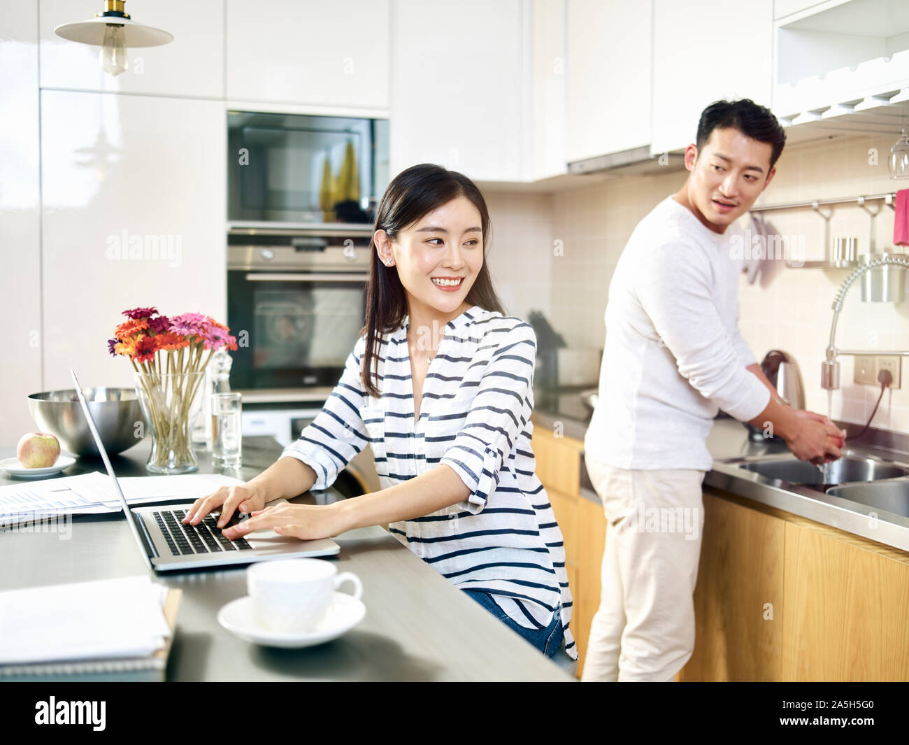 Giovani asiatici business donna che lavora da casa Foto Stock