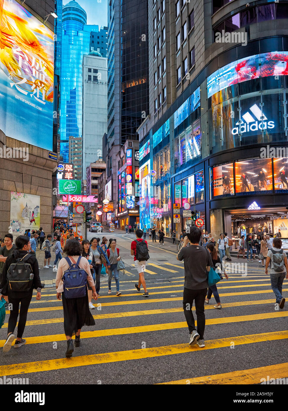 Le persone che attraversano le Queen's Road Central Street. Central, Hong Kong, Cina. Foto Stock
