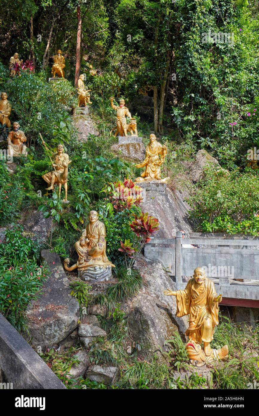 Statue di arhats (buddista equivalente di santi) sul pendio collinare presso il Monastero dei Diecimila Buddha (l'uomo grasso Sze). Sha Tin, Nuovi Territori di Hong Kong. Foto Stock