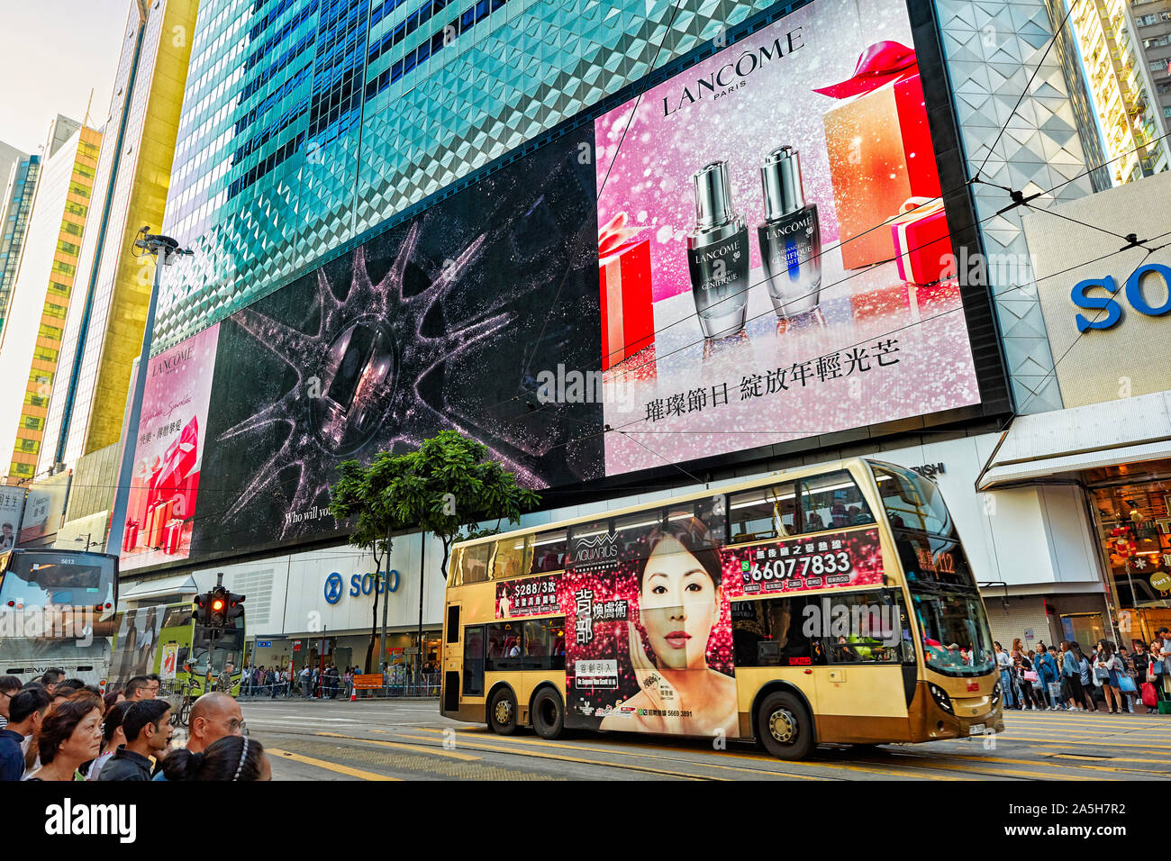 Colorati spot pubblicitari a LED sulla facciata del SOGO Department Store. Hennessy Road, Causeway Bay, Hong Kong, Cina. Foto Stock