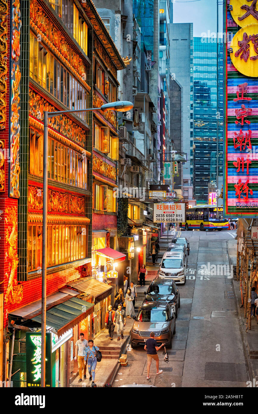 Edifici su Wellington street illuminata al crepuscolo. Central, Hong Kong, Cina. Foto Stock