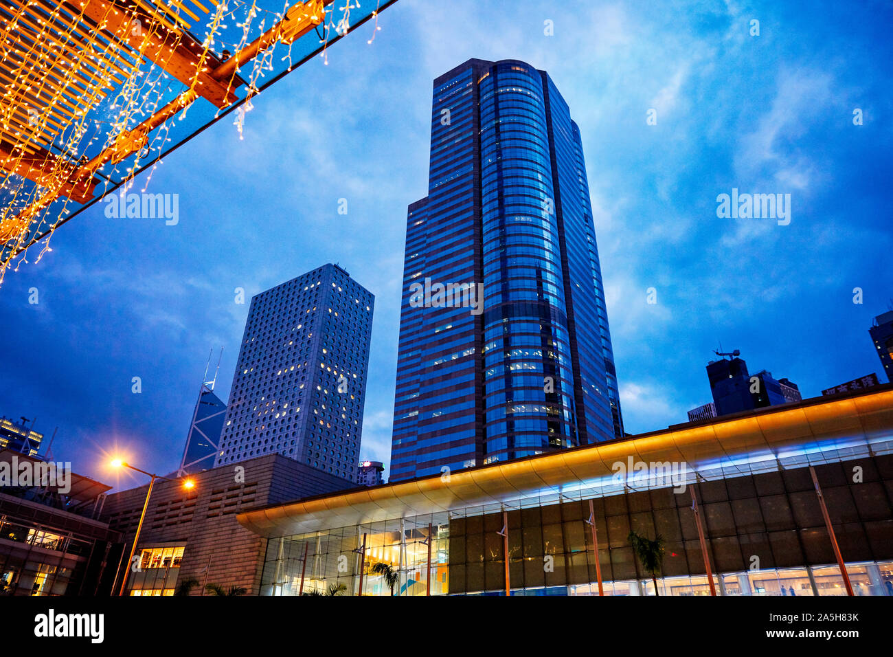 Edifici ad alta al tramonto. Central, Hong Kong, Cina. Foto Stock