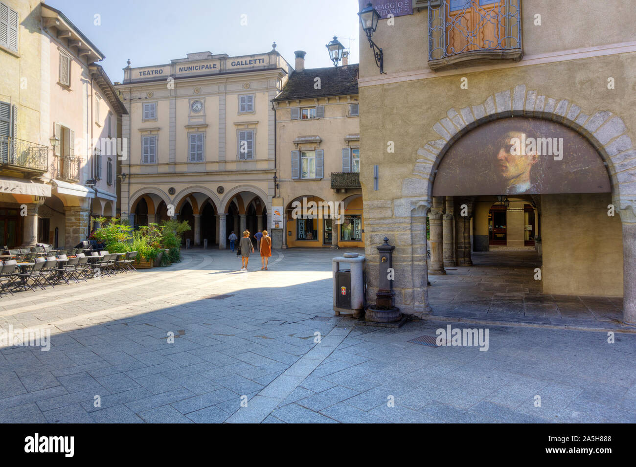 L'Italia, Piemonte, Domodossola, Piazza del Mercato, Teatro Galletti in background Foto Stock