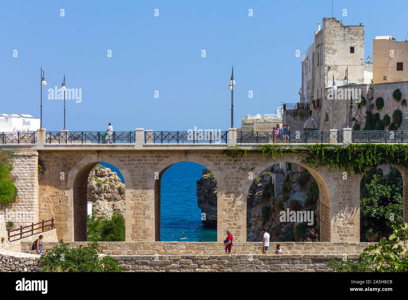 L'Italia, Puglia, Polignano a Mare, Ponte Borbonico di Lama Monachile Foto  stock - Alamy