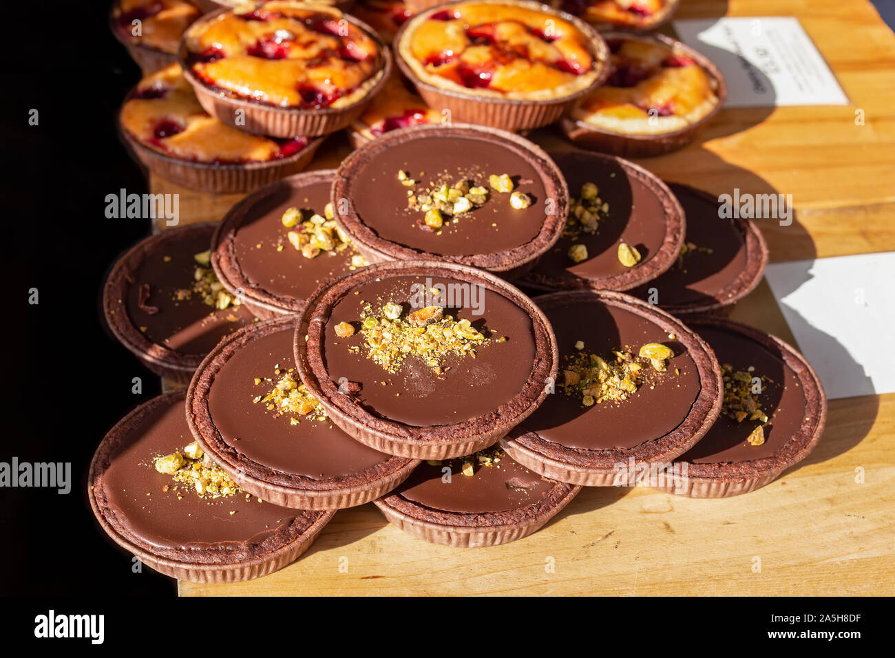 Il cioccolato e le crostate di pistacchio sul display su un mercato in stallo il Regno Unito Foto Stock
