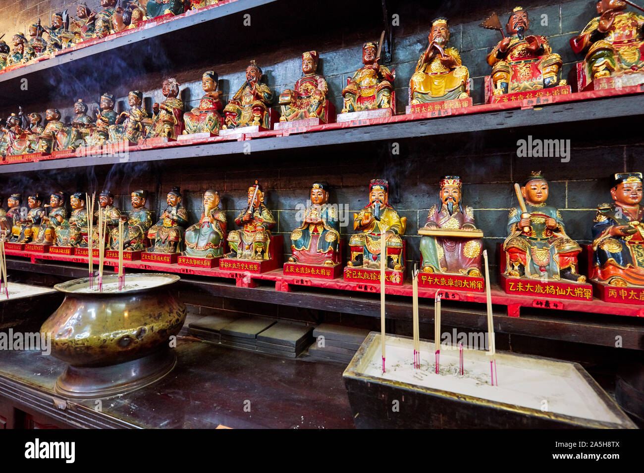 Altare con una collezione di figurine in Tempio di Tin Hau complesso. Yau Ma Tei, Kowloon, Hong Kong. Foto Stock