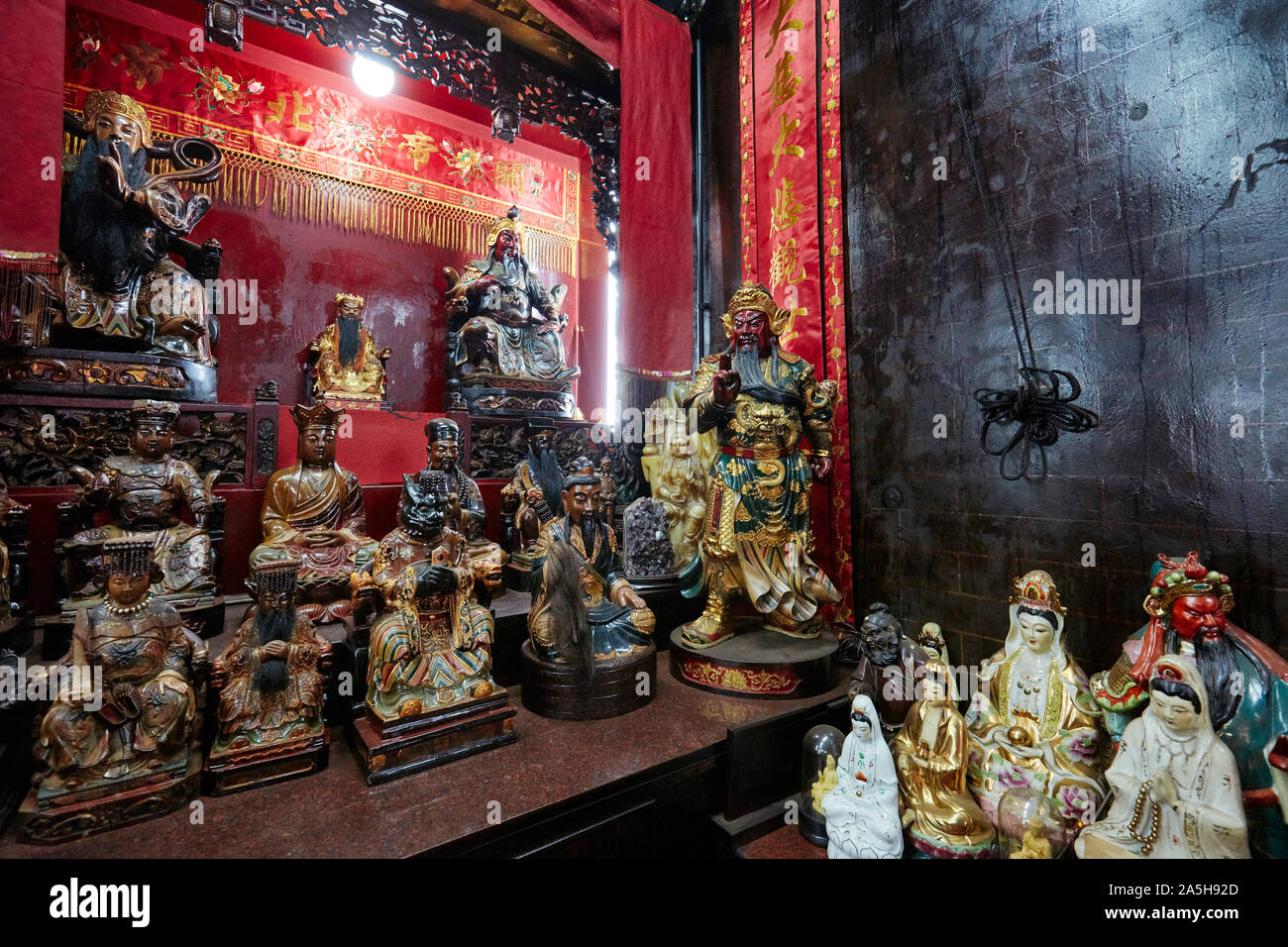 Figurine sull'altare nel complesso del Tempio di Tin Hau. Yau ma Tei, Kowloon, Hong Kong. Foto Stock