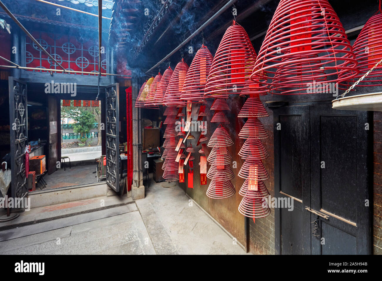 Brucia Incenso spirali appeso su rotaie in Tempio di Tin Hau complesso. Yau Ma Tei, Kowloon, Hong Kong. Foto Stock