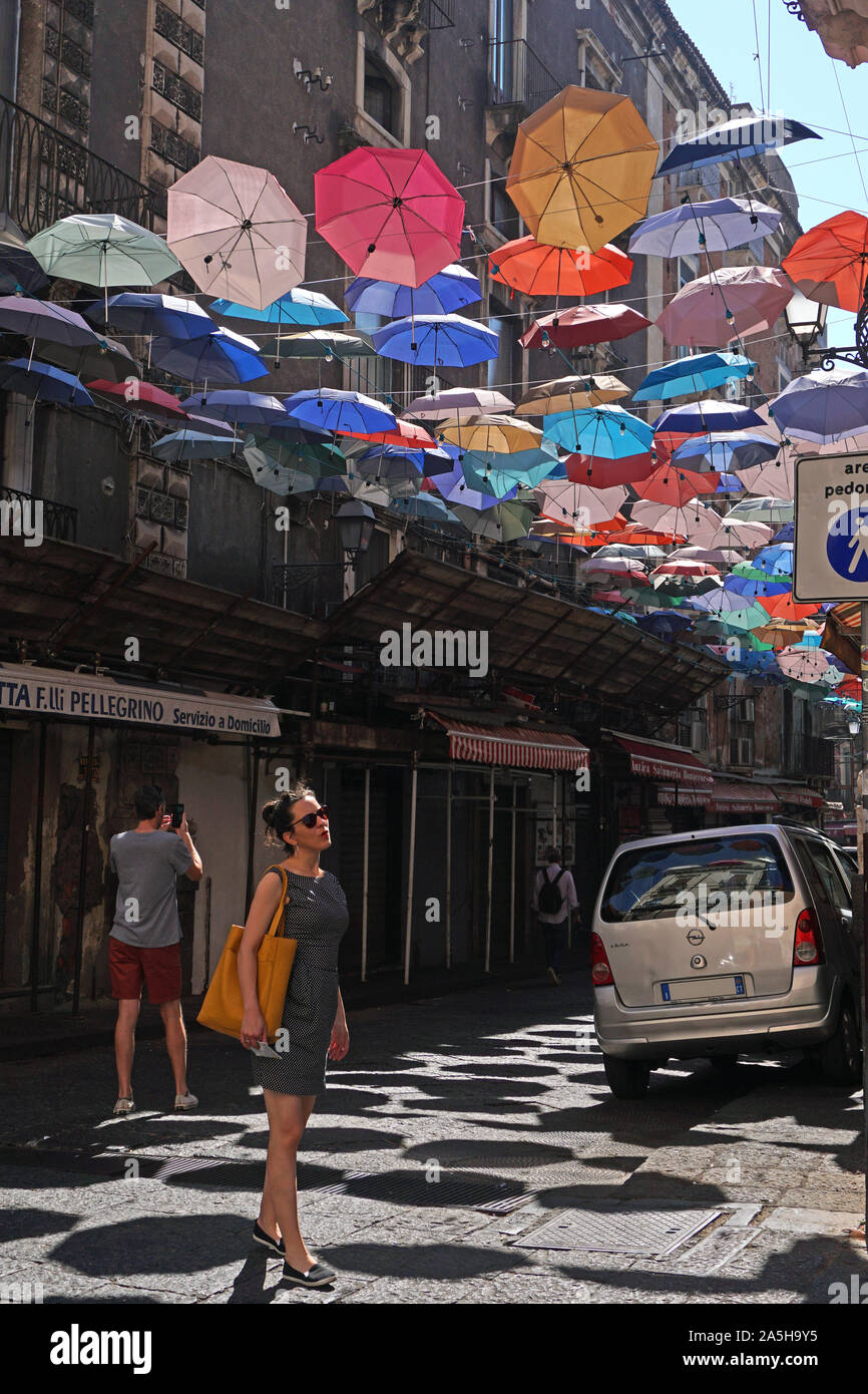 Il ombrelloni colorati dell'Ombrello Sky Progetto in Via Gisira e via  Pardo, Catania, Sicly, Italia Foto stock - Alamy