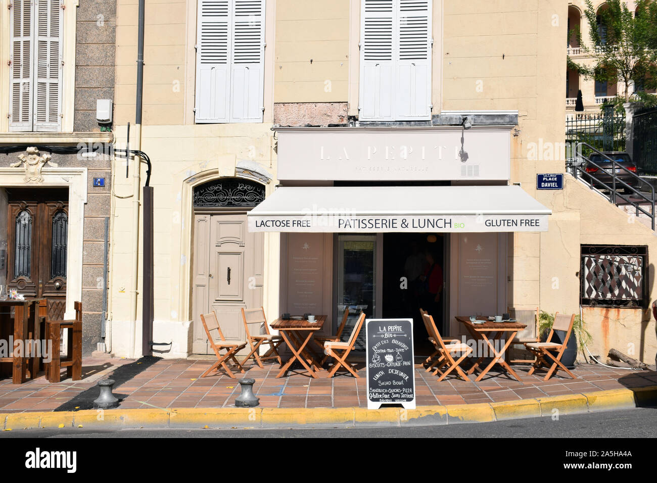 Pasticceria alla moda e il cafe, bordo di Le Panier, Marsiglia, Francia Ott 2019 Foto Stock