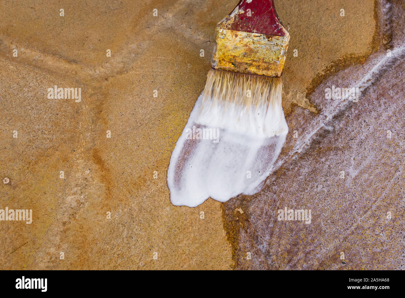 Vernice acrilica del rivestimento giallo le piastrelle di calcestruzzo close-up Foto Stock