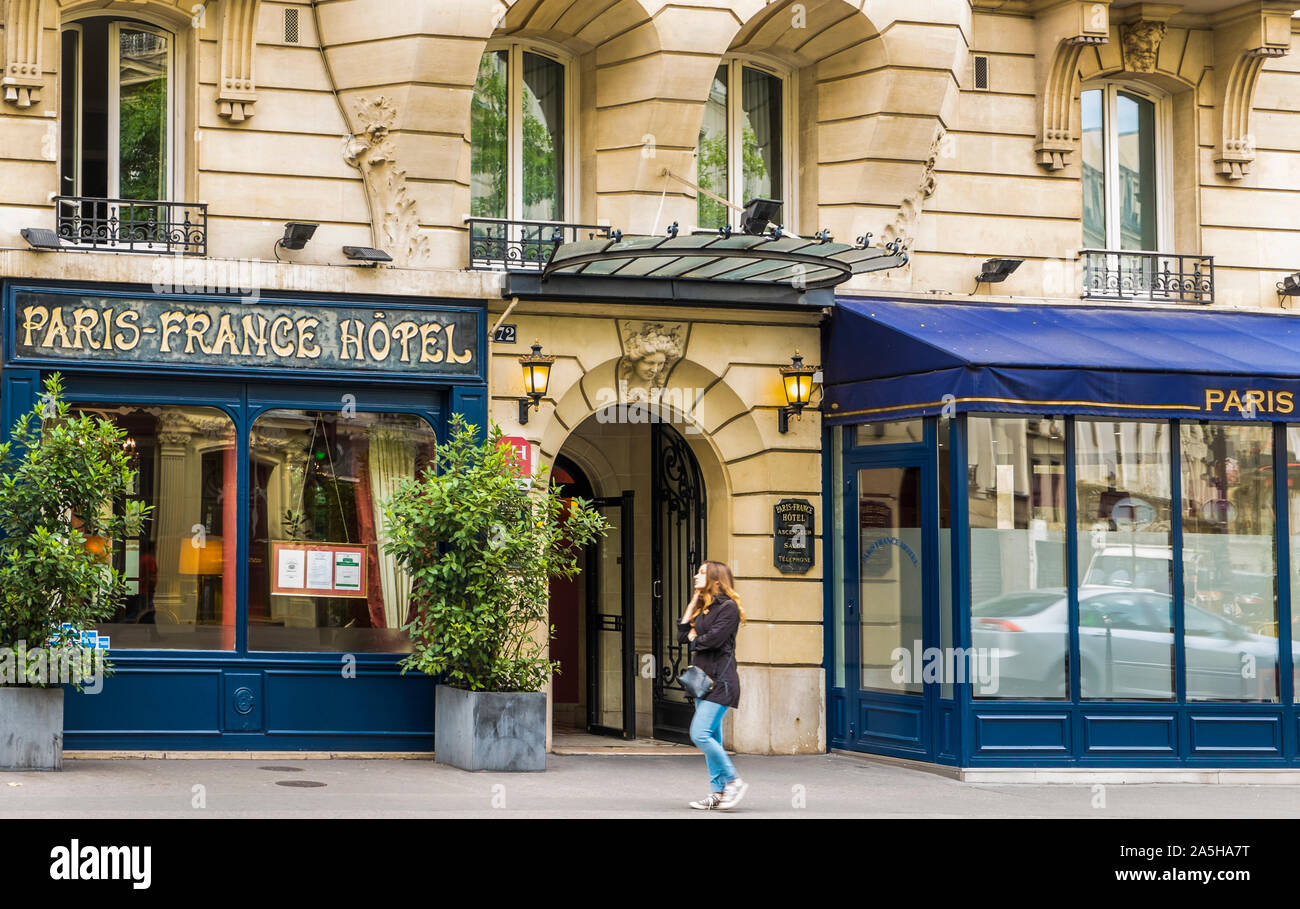 Scena di strada di fronte a PARIS-france hotel Foto Stock