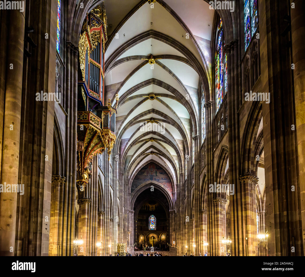 Lungo la navata e il coro della cattedrale di Notre Dame a Strasburgo, Francia, illuminato dalla luce solare con la sospensione di organi della tubazione sulla sinistra. Foto Stock