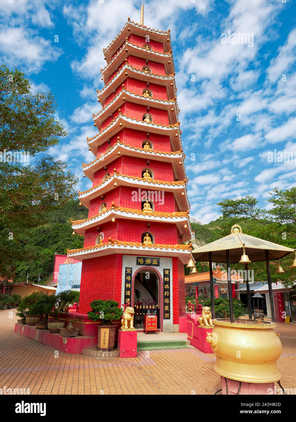 Nove piani di uomo grasso Sze pagoda presso il Monastero dei Diecimila Buddha. Sha Tin, Nuovi Territori di Hong Kong. Foto Stock