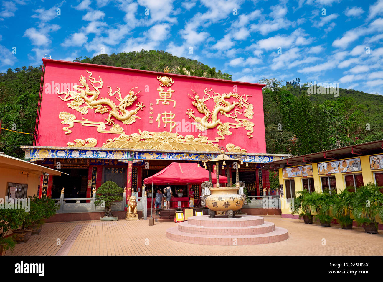 Sala principale la costruzione presso il Monastero dei Diecimila Buddha. Sha Tin, Nuovi Territori di Hong Kong. Foto Stock