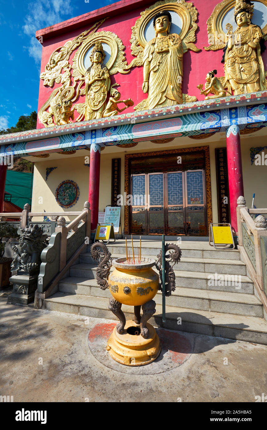 Urna di incenso davanti a un tempio presso il Monastero dei Diecimila Buddha. Sha Tin, Nuovi Territori di Hong Kong. Foto Stock