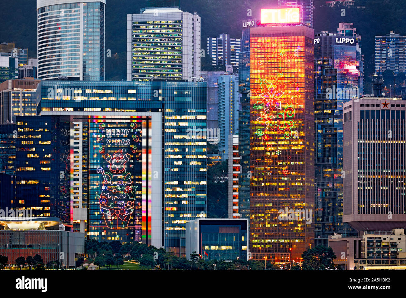 Edifici moderni a livello centrale lungomare illuminato di notte. Hong Kong, Cina. Foto Stock
