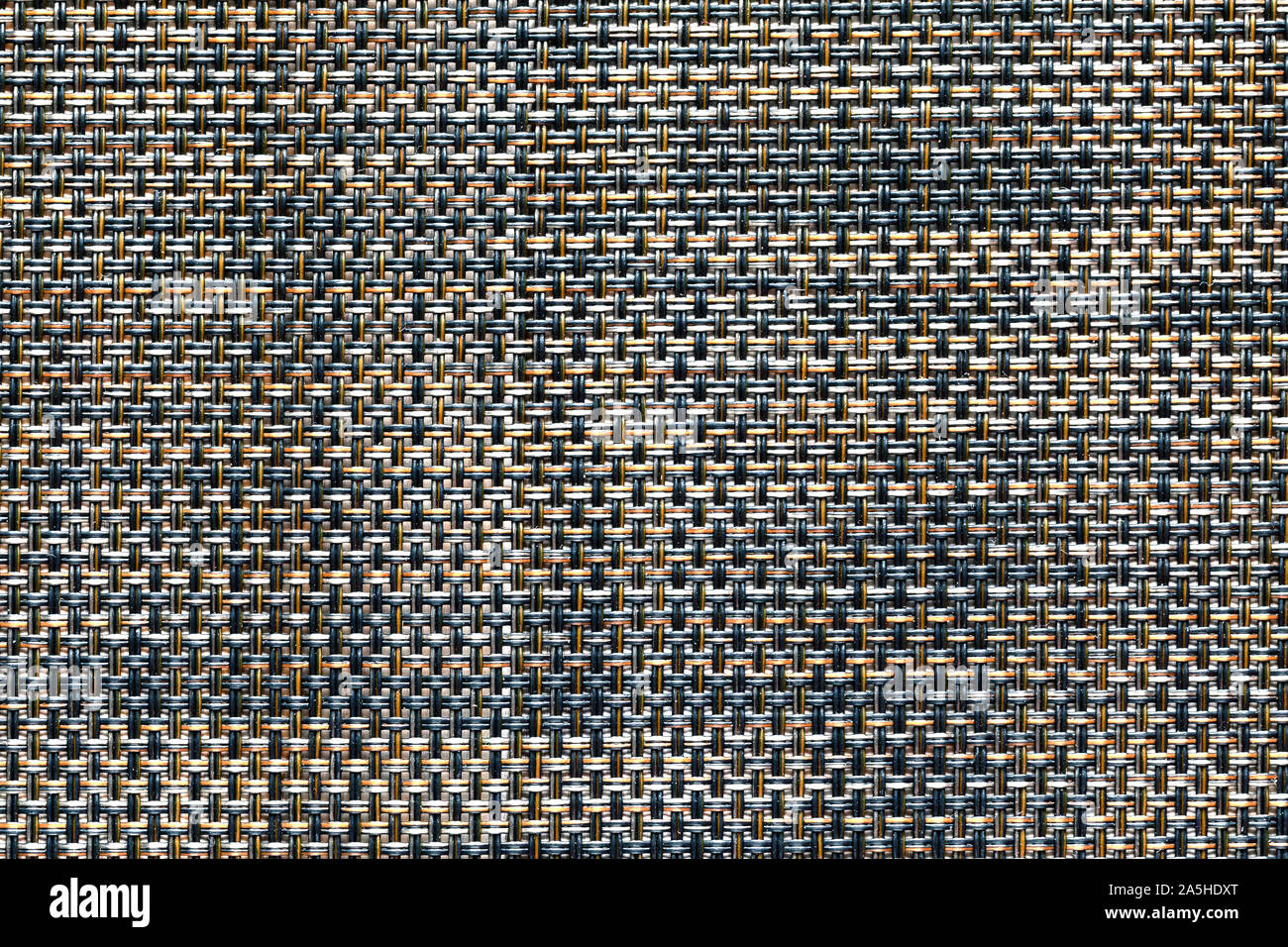 Close-up di arancio e nero in tessuto sintetico texture. membrana struttura in fibra. disegno di tessitura di fibre intrecciate. fibra sfondo intrecciato. Foto Stock