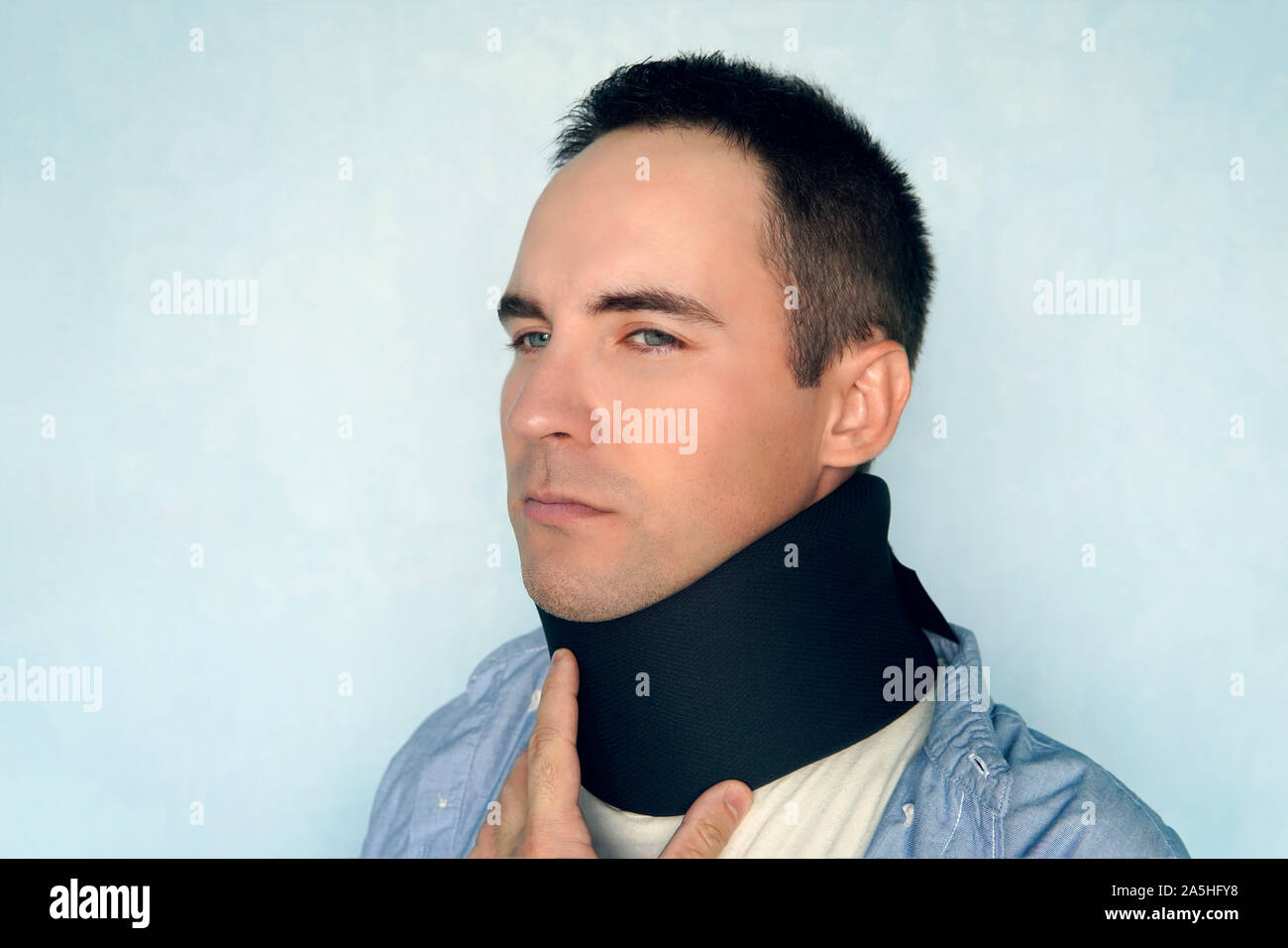 Medical collare cervicale. Un uomo malato con un collare nero per fissare  una frattura del collo. caldo il collare, il riscaldamento della gola Foto  stock - Alamy