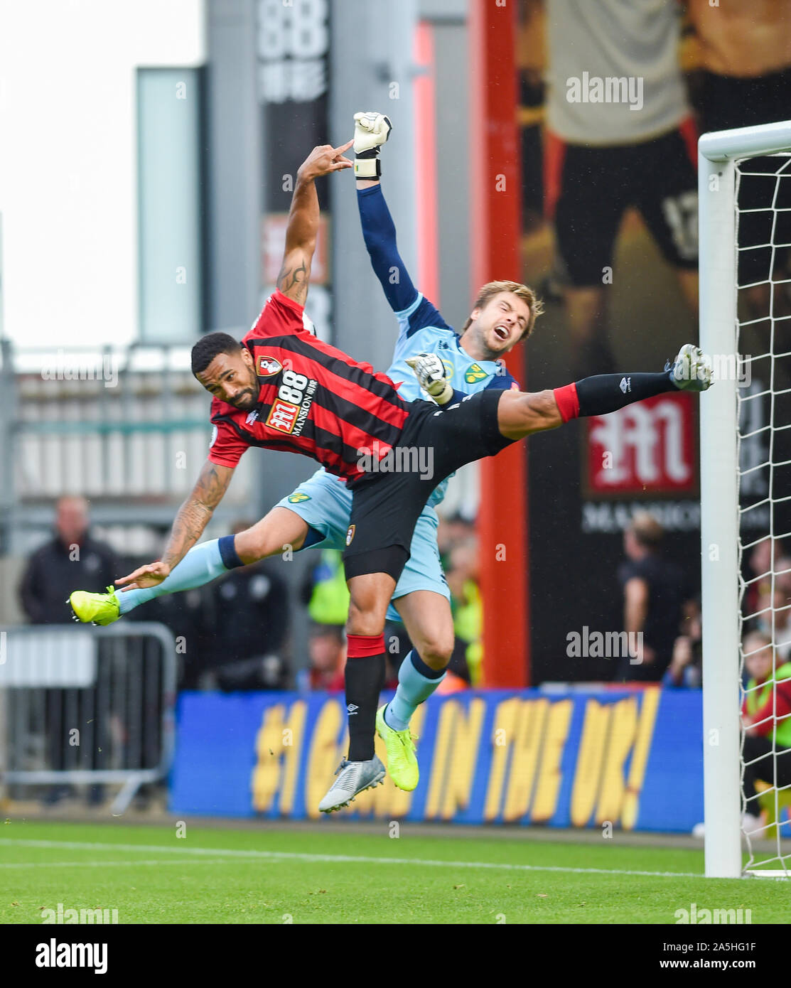 Callum Wilson of Bournemouth sfida il portiere Tim Krul di Norwich durante la partita della Premier League tra AFC Bournemouth e Norwich City al Vitality Stadium Stadium di Bournemouth , 19 ottobre 2019 - solo per uso editoriale. Nessuna merchandising. Per le immagini di calcio si applicano restrizioni fa e Premier League inc. Nessun utilizzo di Internet/mobile senza licenza FAPL - per i dettagli contattare Football Dataco Foto Stock