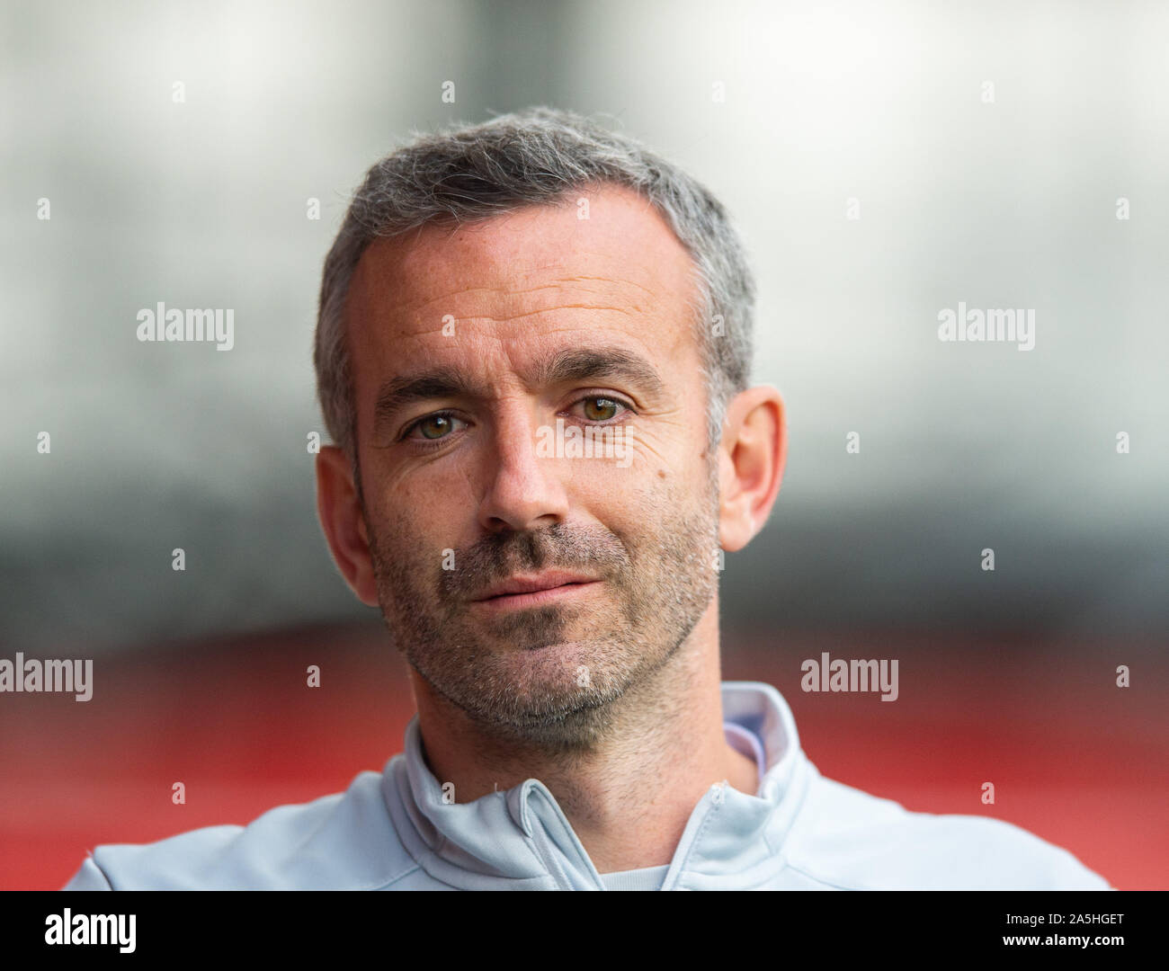 Londra, Regno Unito. Xix oct, 2019. Brentford Assistant primo allenatore della squadra di Kevin O'Connor prima il cielo di scommessa match del campionato tra Brentford e Millwall al Griffin Park, Londra, Inghilterra il 19 ottobre 2019. Foto di Andrea Aleksiejczuk/prime immagini multimediali. Credito: prime immagini multimediali/Alamy Live News Foto Stock