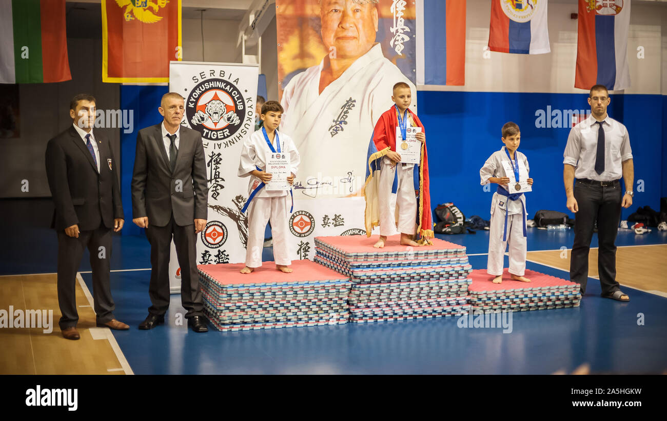 Belgrado, Serbia - 28. Settembre 2019. I ragazzi e i bambini vincitori di coppe e medaglie sul podio ricevere premi su Kyokushin Belgrado Trofeo Tourna Foto Stock