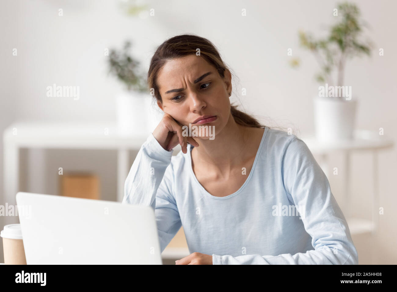 Sottolineato infelice giovane razza mista donna bloccato con un duro compito. Foto Stock