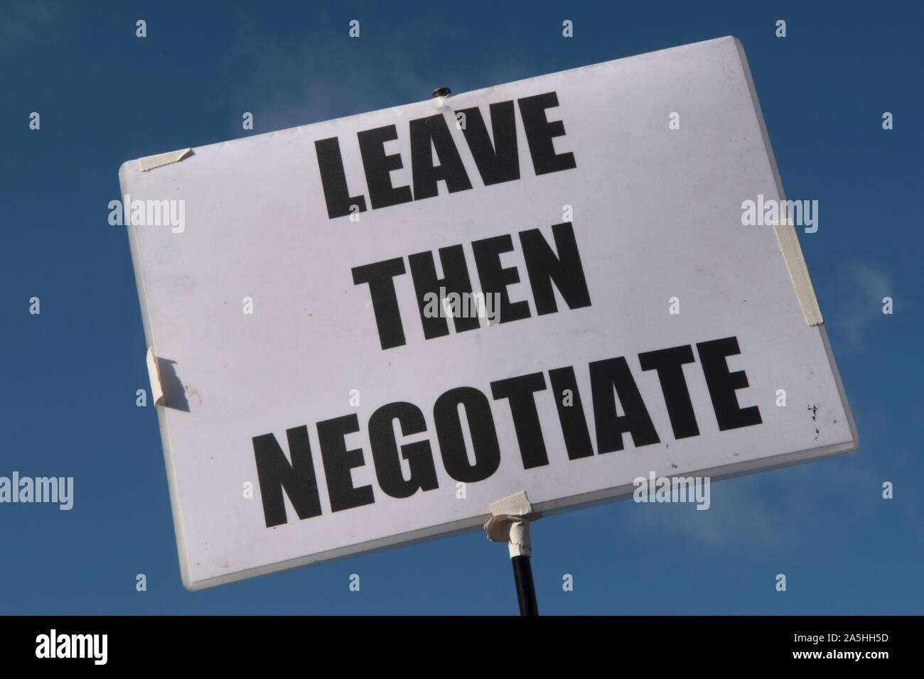 Lasciare l Europa poi negoziare con l'UE. Supporto Brexit banner poster presso i popoli voto dimostrazione della campagna. Brexit Super sabato 19 ottobre 2019 Parliament Square Londra REGNO UNITO. HOMER SYKES Foto Stock