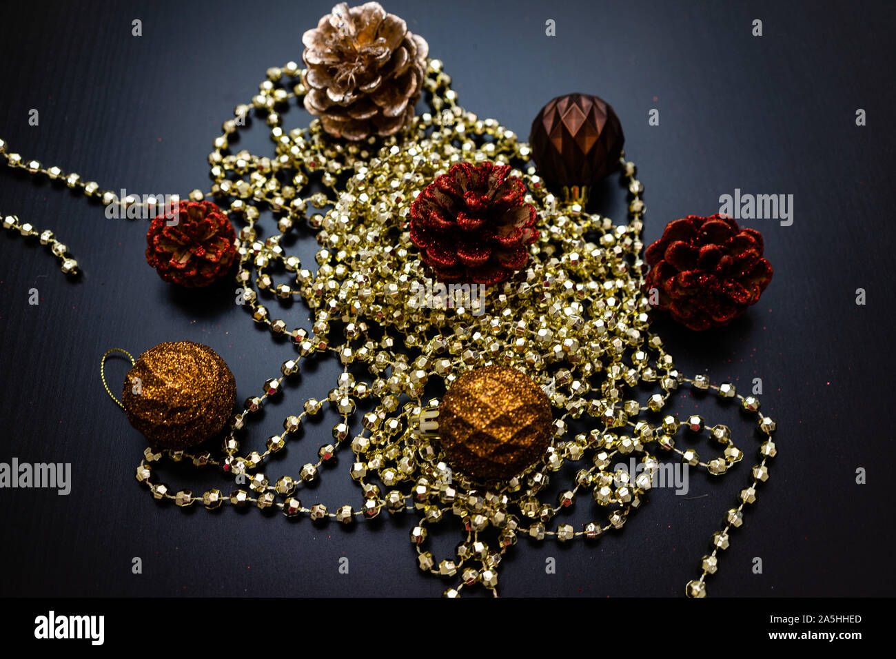 Decorazione di natale e ornamenti. Concetto di natale. Lucido palle di Natale e la ghirlanda. Foto Stock