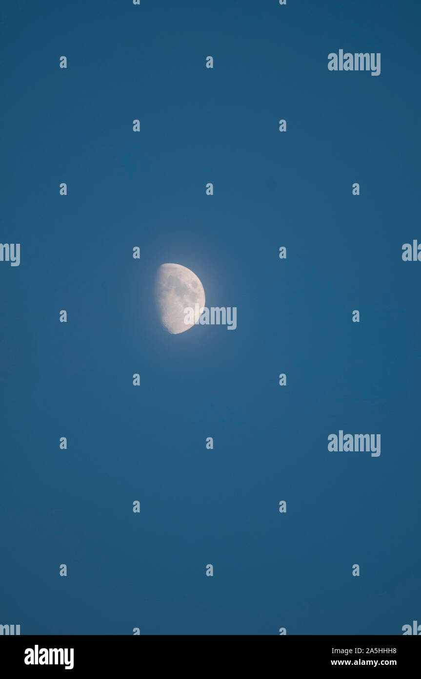 Incandescente primo trimestre fase lunare Foto Stock