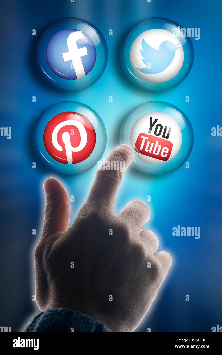 Toccando a mano e scegliendo tra vari social media logos Foto Stock