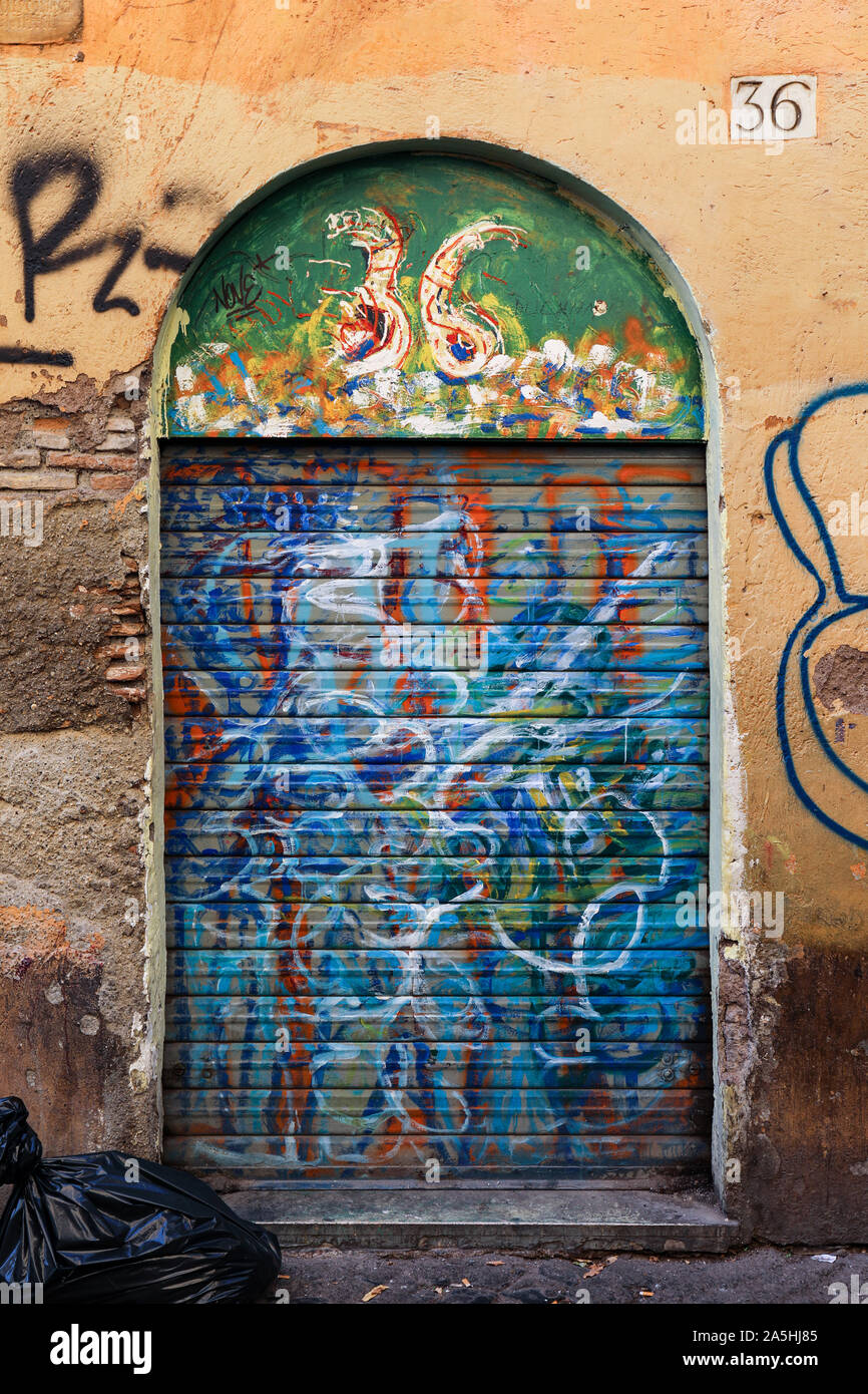 Acciaio colorato porta ad otturatore nel quartiere di Trastevere a Roma, Italia Foto Stock