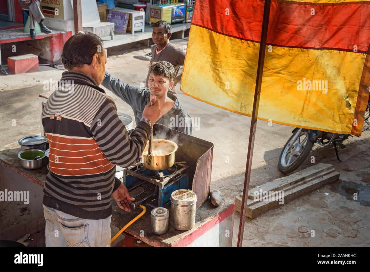 Bikaner, India - 11 Febbraio 2019: menmake indiano di latte indiano o tè chai sulla strada di Bundi. Rajasthan Foto Stock