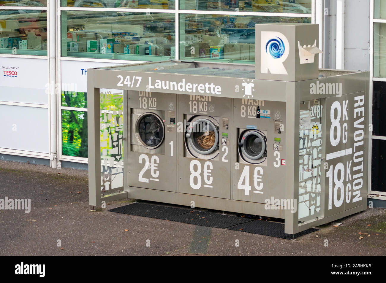 Revolution self-service non-stop lavanderia all'aperto o lavanderia al Tesco Superstore a Killarney, County Kerry, Irlanda Foto Stock