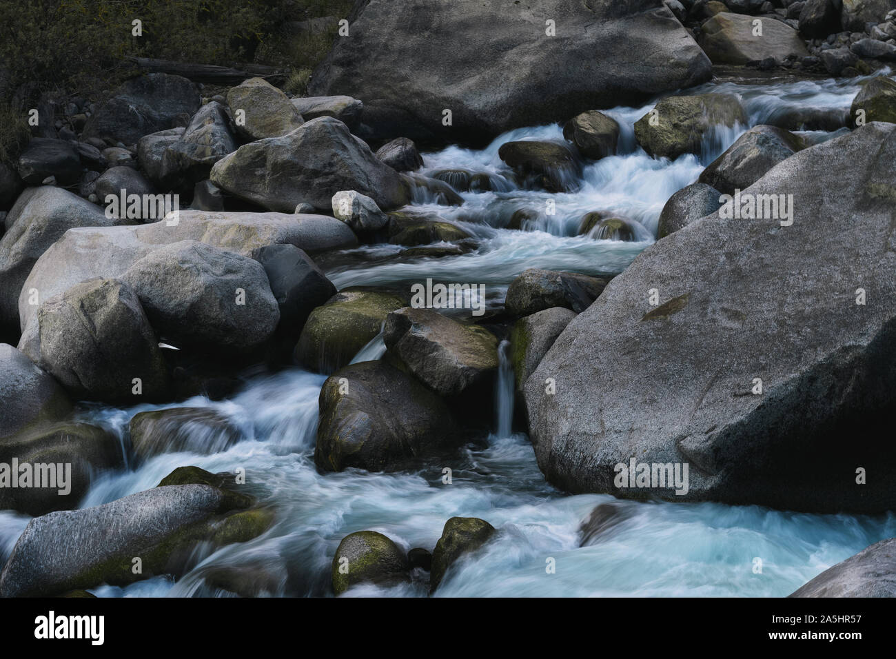 L'acqua che scorre in slow motion Foto Stock