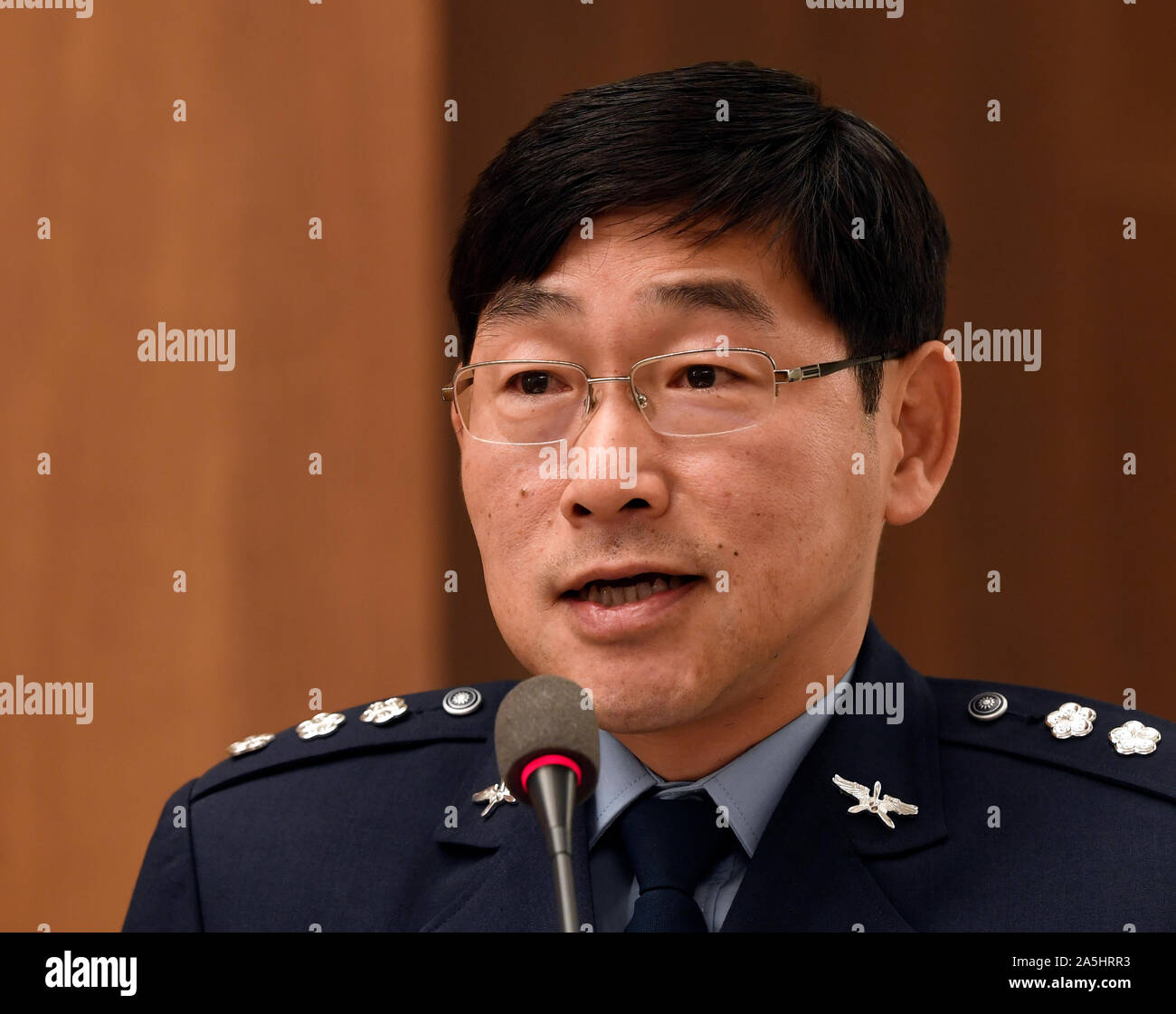 Praga, Repubblica Ceca. Xxi oct, 2019. Taiwanese Air Force Il colonnello LiChi'ang 'Yuan assiste la seconda conferenza internazionale attuali minacce alla sicurezza concentrandosi su una selezione di forze militari, di sicurezza e politica estera aspetti, il 21 ottobre 2019, a Praga, Repubblica Ceca. Credito: Michal Krumphanzl/CTK foto/Alamy Live News Foto Stock