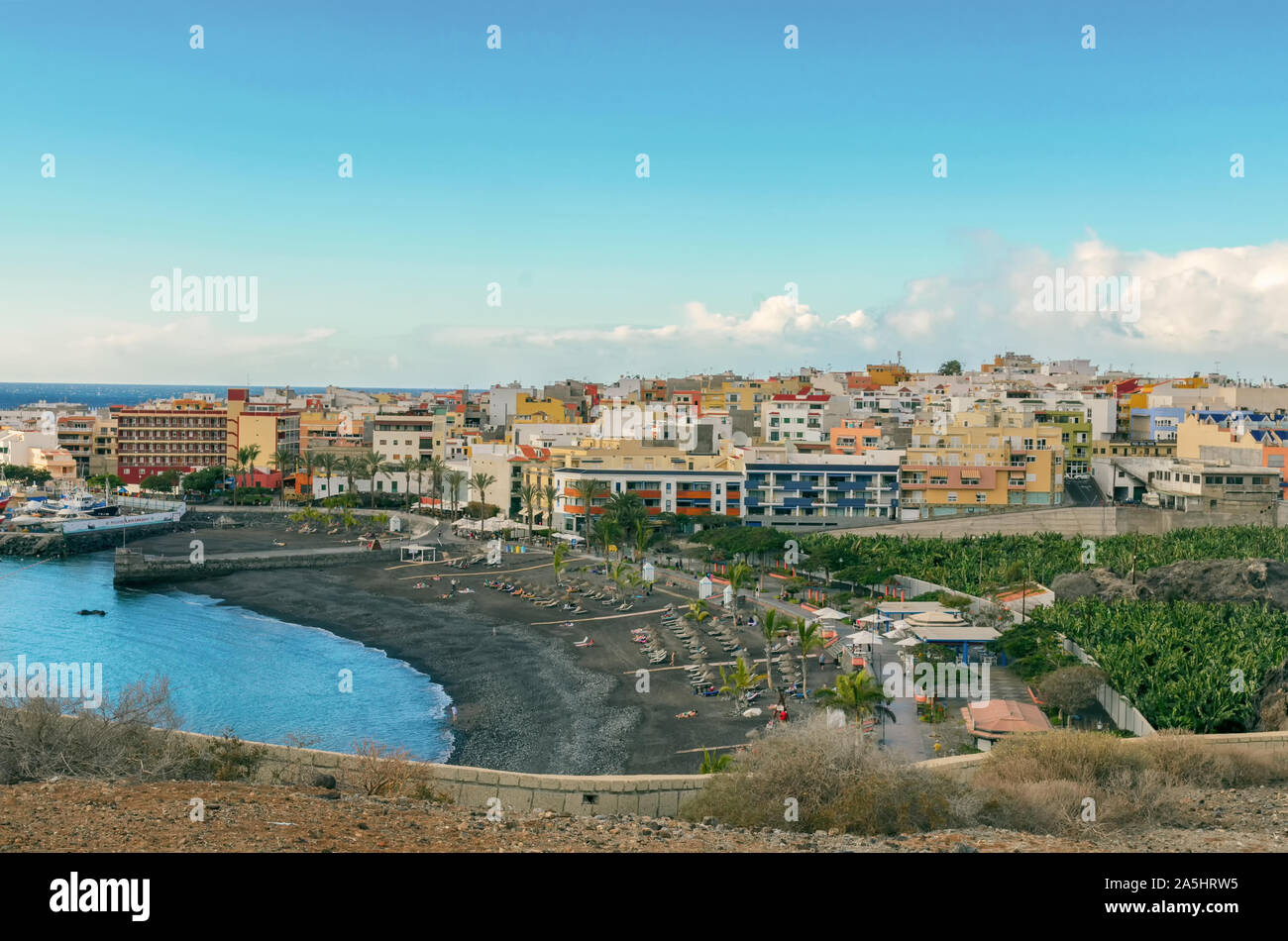 Vista della Playa de San Juan, questa spiaggia con sabbia d'oro situato in Guía de Isora sulla costa sud ovest di Tenerife, Isole Canarie. Foto Stock