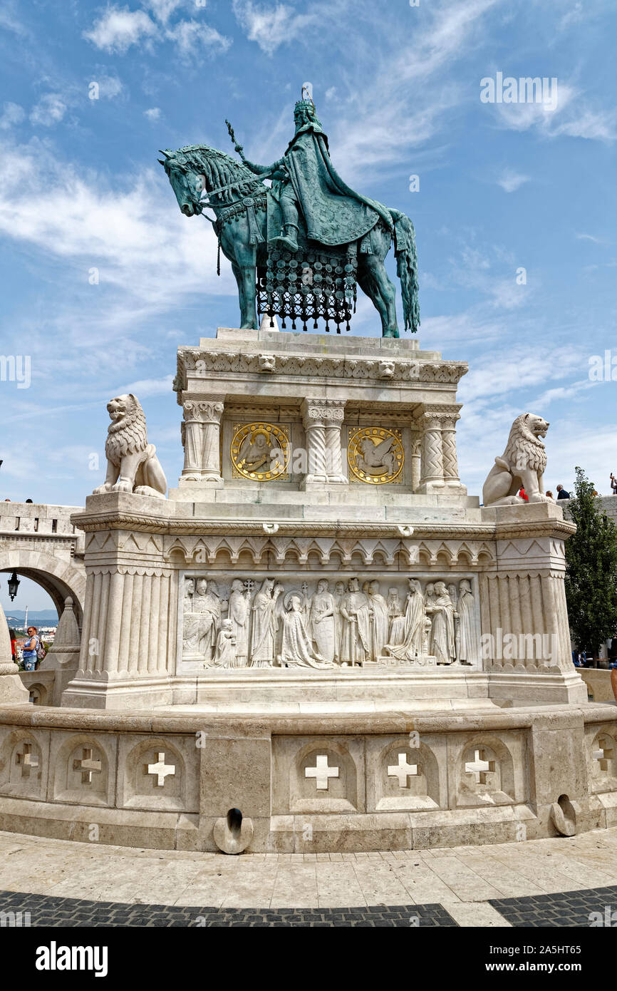 Budapest, Ungheria. Il 16 agosto, 2019. Statua equestre del re Santo Stefano (Szent Istvan lovas szobra) presso il Castello di Buda a Budapest, Ungheria. Foto Stock