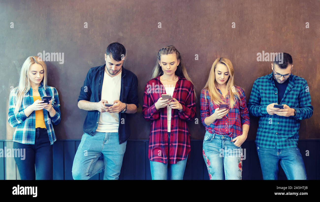 Giovani hipster persone dipendenti da mobile smart phone e social media Foto Stock