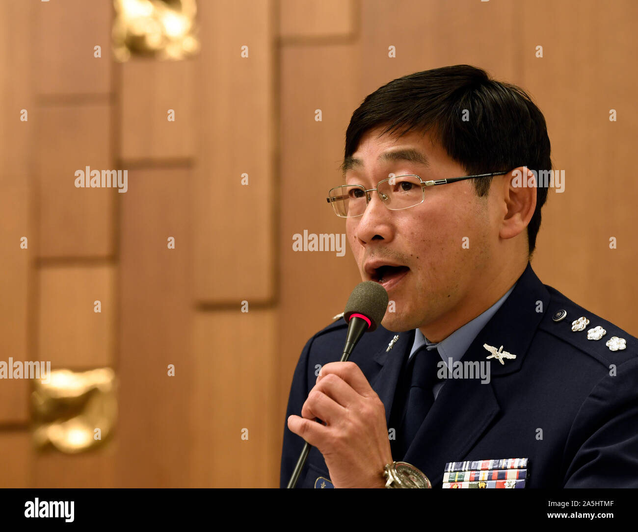 Praga, Repubblica Ceca. Xxi oct, 2019. Taiwanese Air Force Il colonnello LiChi'ang 'Yuan assiste la seconda conferenza internazionale attuali minacce alla sicurezza concentrandosi su una selezione di forze militari, di sicurezza e politica estera aspetti, il 21 ottobre 2019, a Praga, Repubblica Ceca. Credito: Michal Krumphanzl/CTK foto/Alamy Live News Foto Stock