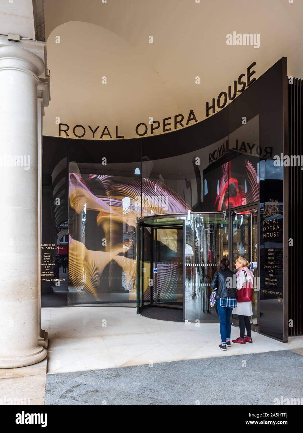 Royal Opera House Covent Garden Ingresso - ingresso al Royal Opera House di Londra da Covent Garden Piazza Foto Stock