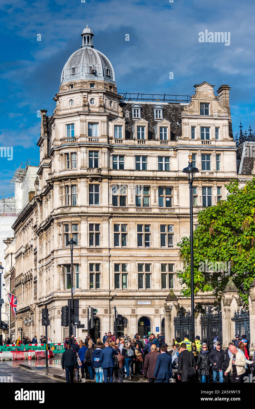 1 Il Parlamento Street su Whitehall a Londra centrale - ex uffici a Londra e North Western Railway Company. Foto Stock