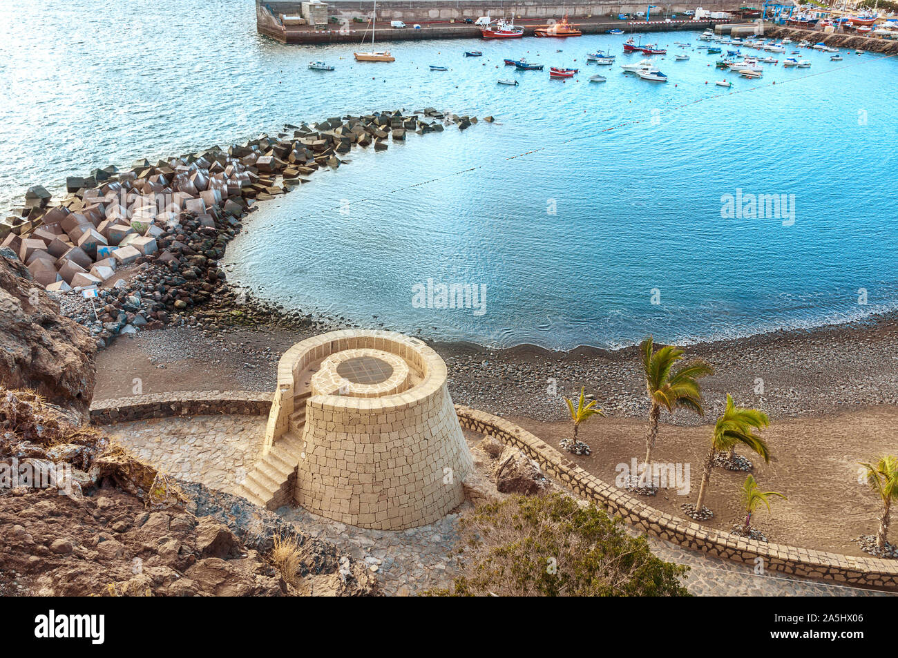 Vista della Playa de San Juan, questa spiaggia con sabbia d'oro situato in Guía de Isora sulla costa sud ovest di Tenerife, Isole Canarie. Foto Stock