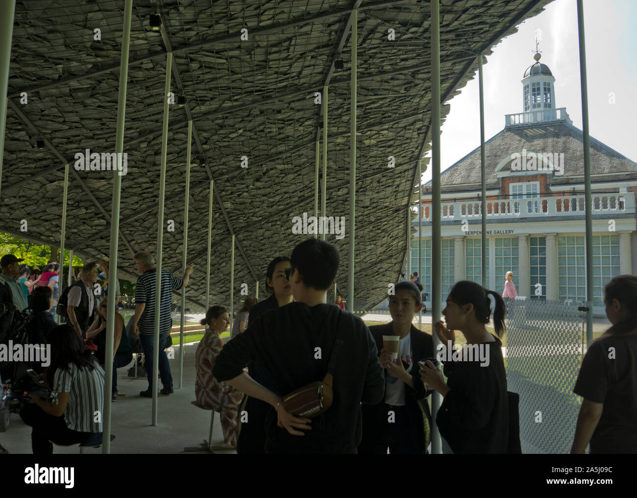 I visitatori della Serpentine Gallery Pavilion in Hyde Park,Londra,l'Inghilterra,UK Foto Stock