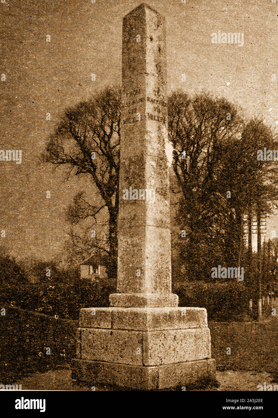 La GUERRA DEI ROSES - Hadley alta Pietra, Hertfordshire UK . Essa segna il sito Battaglia di Barnet il 14 aprile 1471. Eretto circa 1740 da Sir Jeremy Sambrook . Il 12ft alto obelisco è inscritto 'qui fu combattuta la famosa battaglia tra Edward IV e il Conte di Warwick, 14 aprile 1471, nel quale il Conte fu sconfitto e ucciso". L'obelisco è stato spostato c1840 dal sito originale dove Warwick è detto di avere il morto,200 metri più a sud. Foto Stock