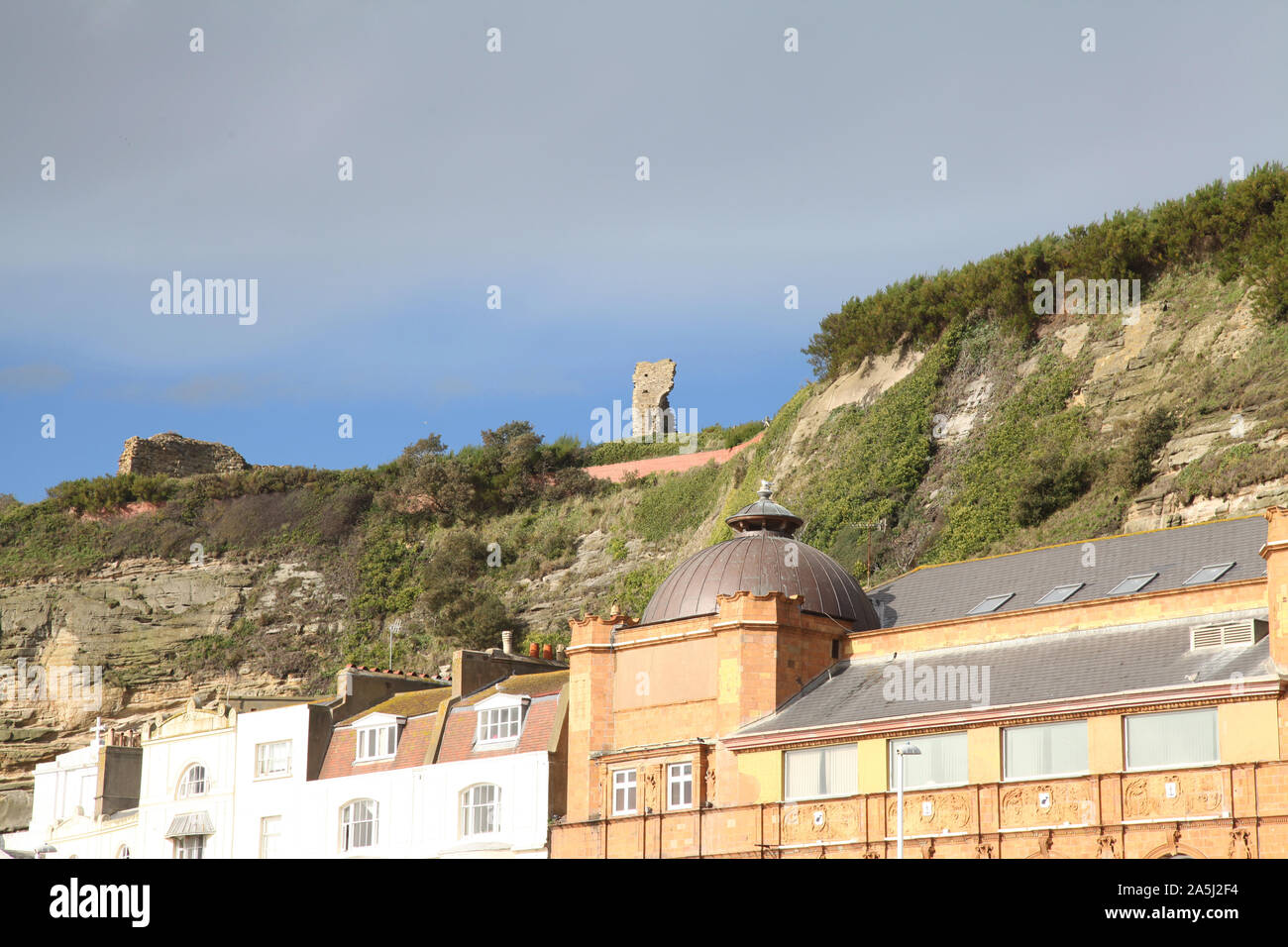Rovine del castello di Hastings sulla cima di una collina a West Hill Cliff vista dal lungomare di Hastings, ottobre 2019 con spazio per la copia Foto Stock