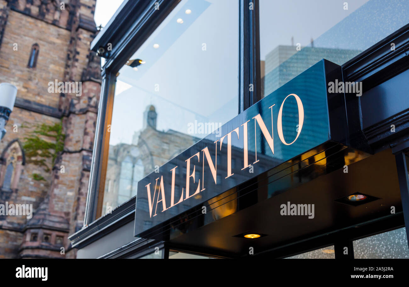 Valentino negozio di fronte a Newbury Street e Berkeley Street, Back Bay neighborhood, Boston, Massachusetts, STATI UNITI D'AMERICA Foto Stock