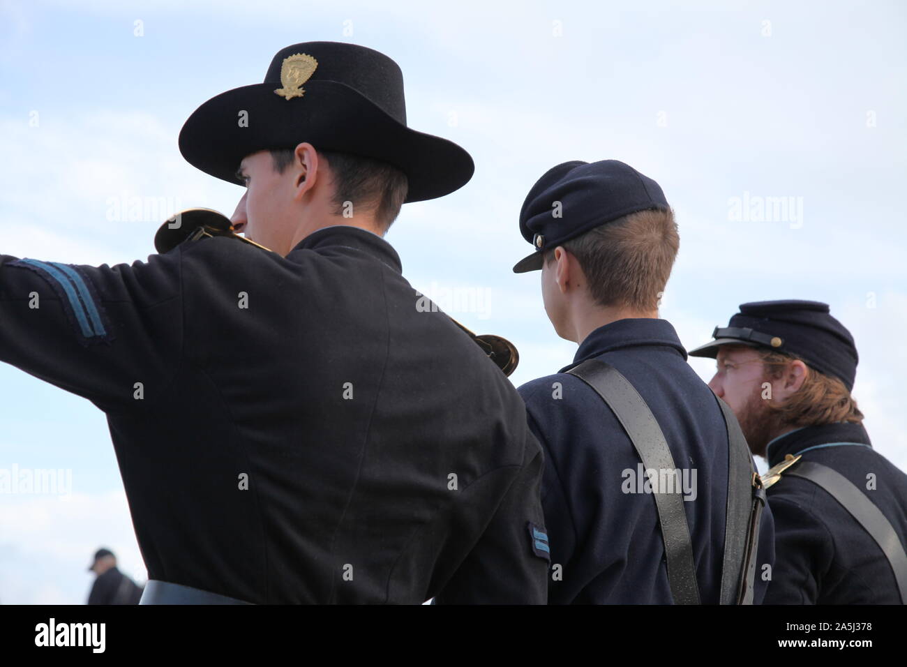 Tre Soskan Guerra civile americana rievocazione dei soldati in uniforme di diversi gradi, guardando fuori, 2019 Foto Stock