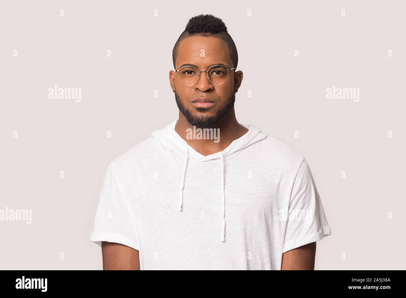Headshot ritratto di grave biracial uomo in bicchieri in posa Foto Stock